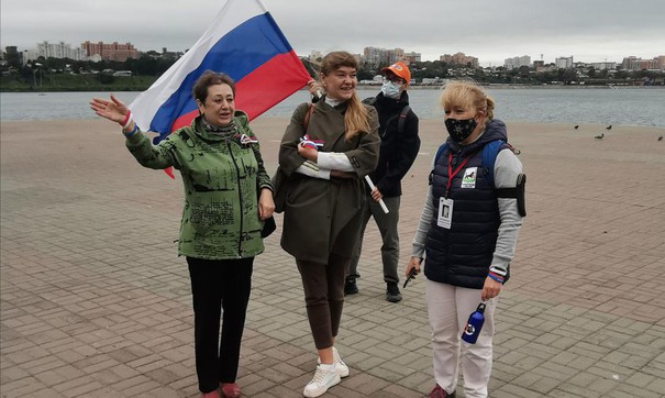 В Иркутске прошёл флешмоб, приуроченный ко Дню Российского флага